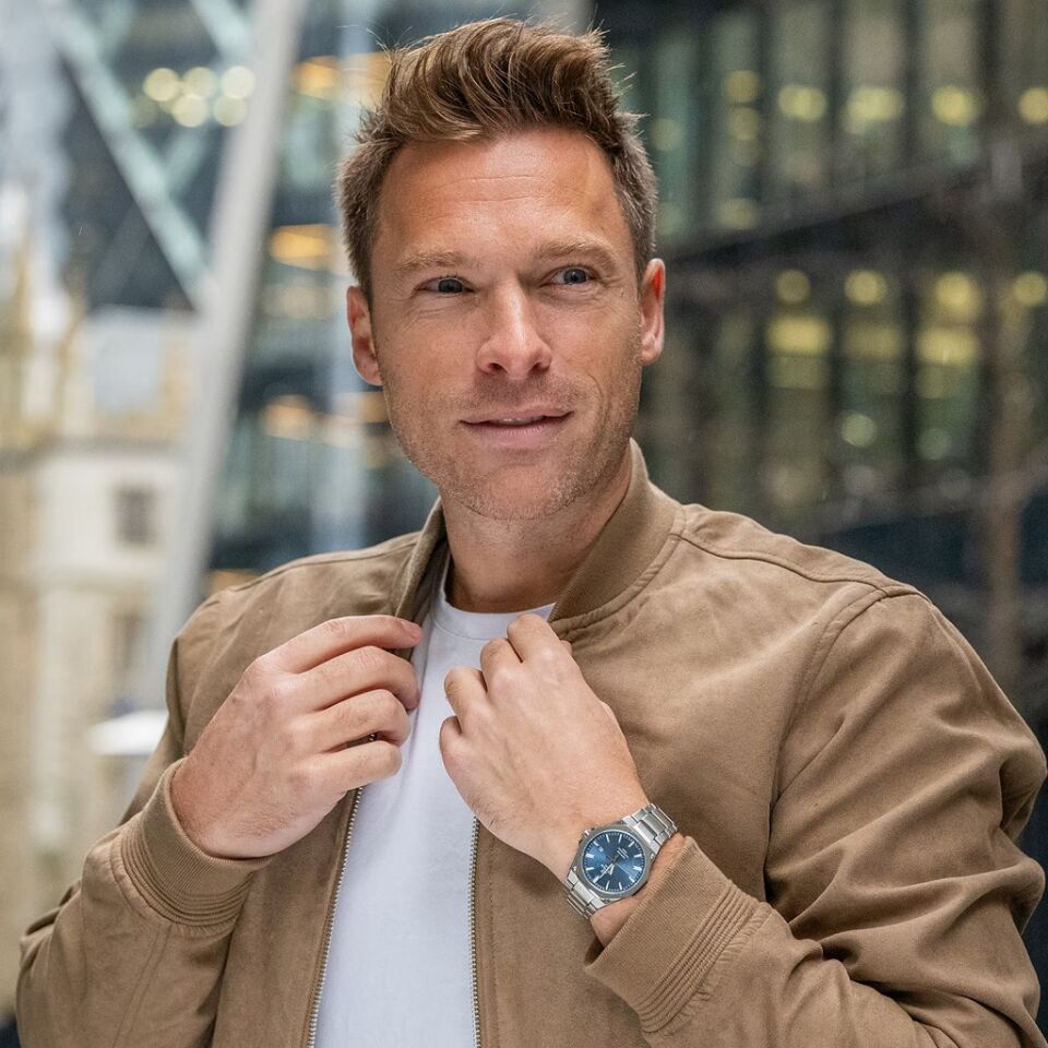 CASIO EFR-S108D-2AVUDF Pilli (Quartz) Erkek Kol Saati